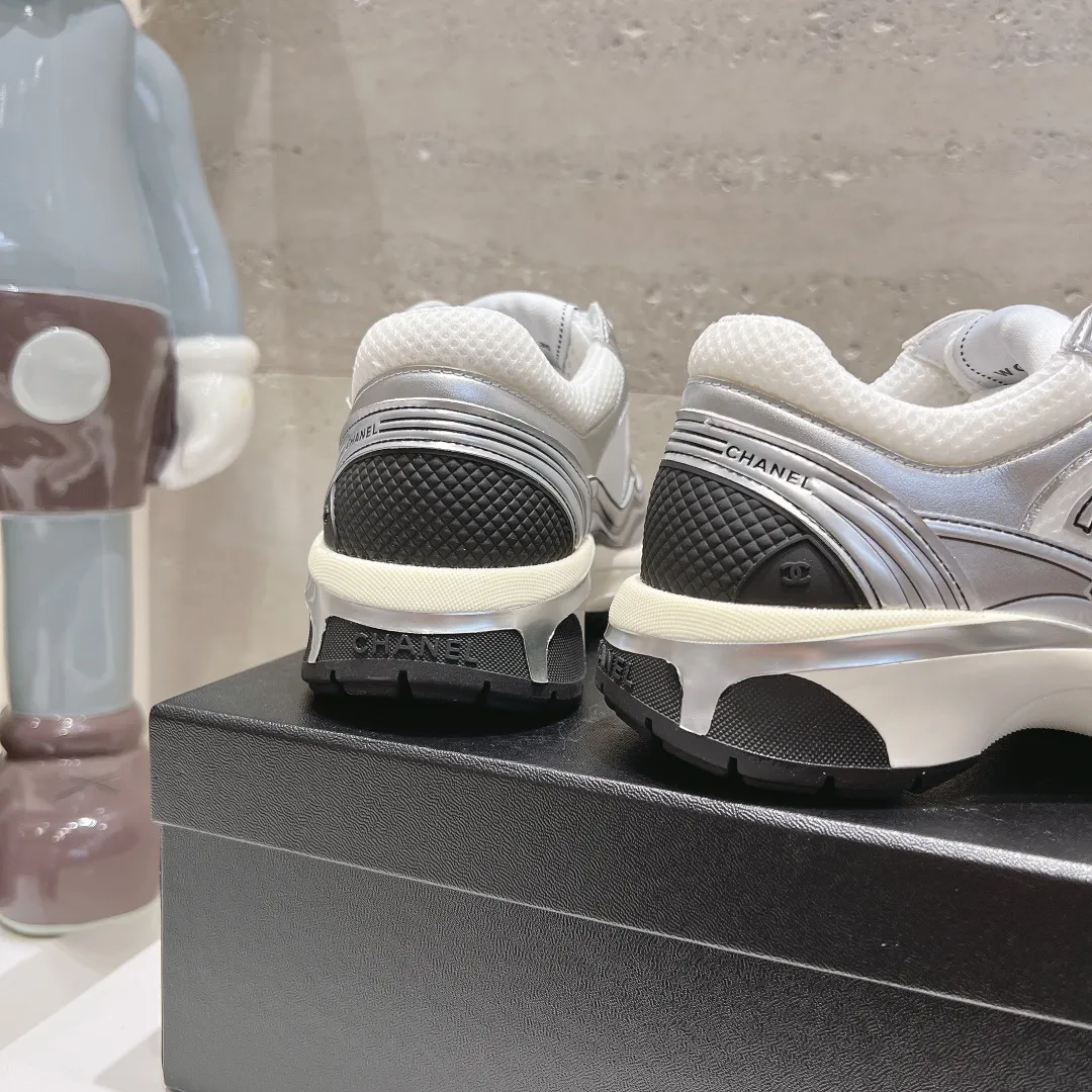 👟👟Ex-factory price 640👟👟 Chanel Chanel 24C Early Spring Resort Series Xiaoxiang Metal Casual Sports Shoes Gold Silver Horn King The latest foreign catwalk series Chanel Chanel 2024 Early Spring Series is held in the second smallest country in the world. The series is inspired by Monaco's international seaside lifestyle, from the F1 racing track to beach swimming pools, from casinos to tennis courts, to create a diverse and unique new series of racing driver's helmets, jumpsuits and other elements that have been reinterpreted to be more fashionable. Exquisite packaging at the delivery counter 🛍📦 ▪️Fabric: Original imported metal cowhide + technical fabric ▪️Inner lining: Original custom-made breathable mesh ▪️Sole: Original molded ultra-light foam combination outsole ▪️Sole thickness: 3.5CM ▪️Size: Women’s 35-41